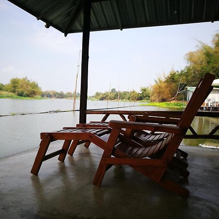 River Marina Resort Uthai Thani Room photo
